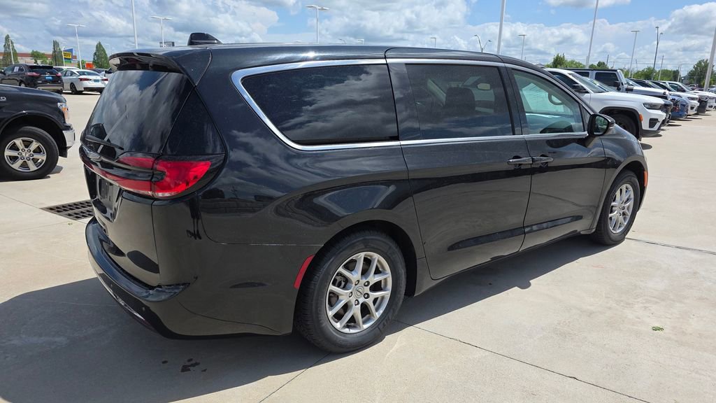Used 2023 Chrysler Pacifica Touring-L FWD image 5