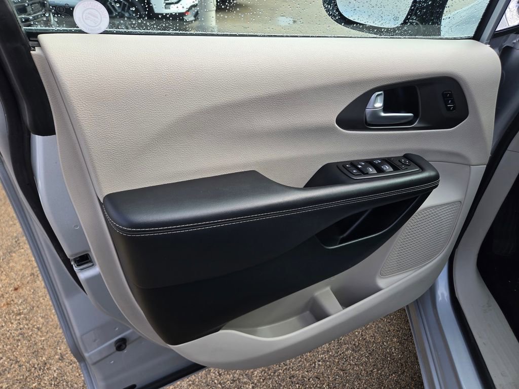 Used 2024 Chrysler Pacifica Touring-L FWD image 37