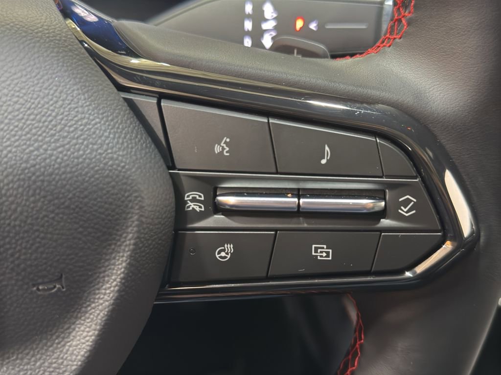 Used 2025 Chevrolet Traverse RS image 27