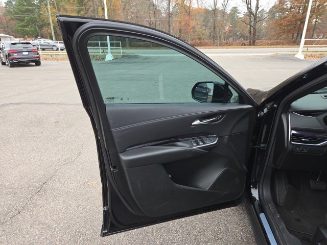 Used 2022 Cadillac XT4 Luxury w/ Cold Weather Package image 10