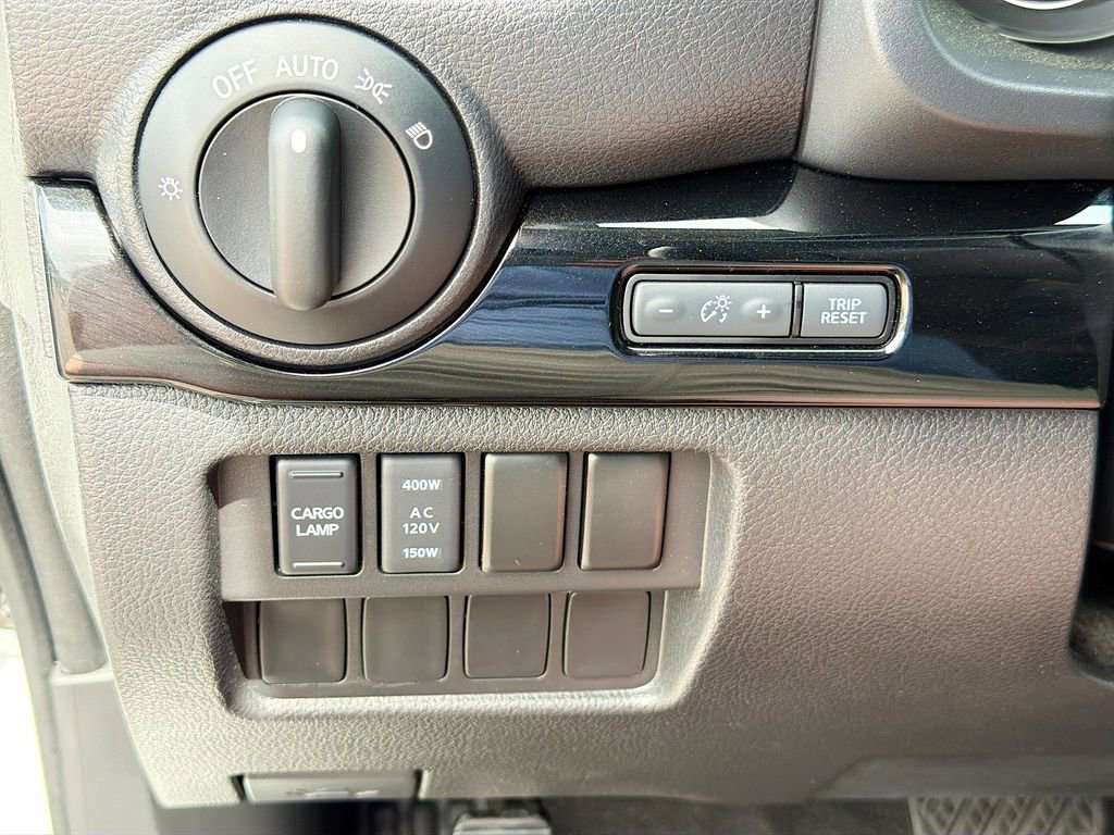 Used 2024 Nissan Titan SV w/ SV Convenience Package RWD image 22