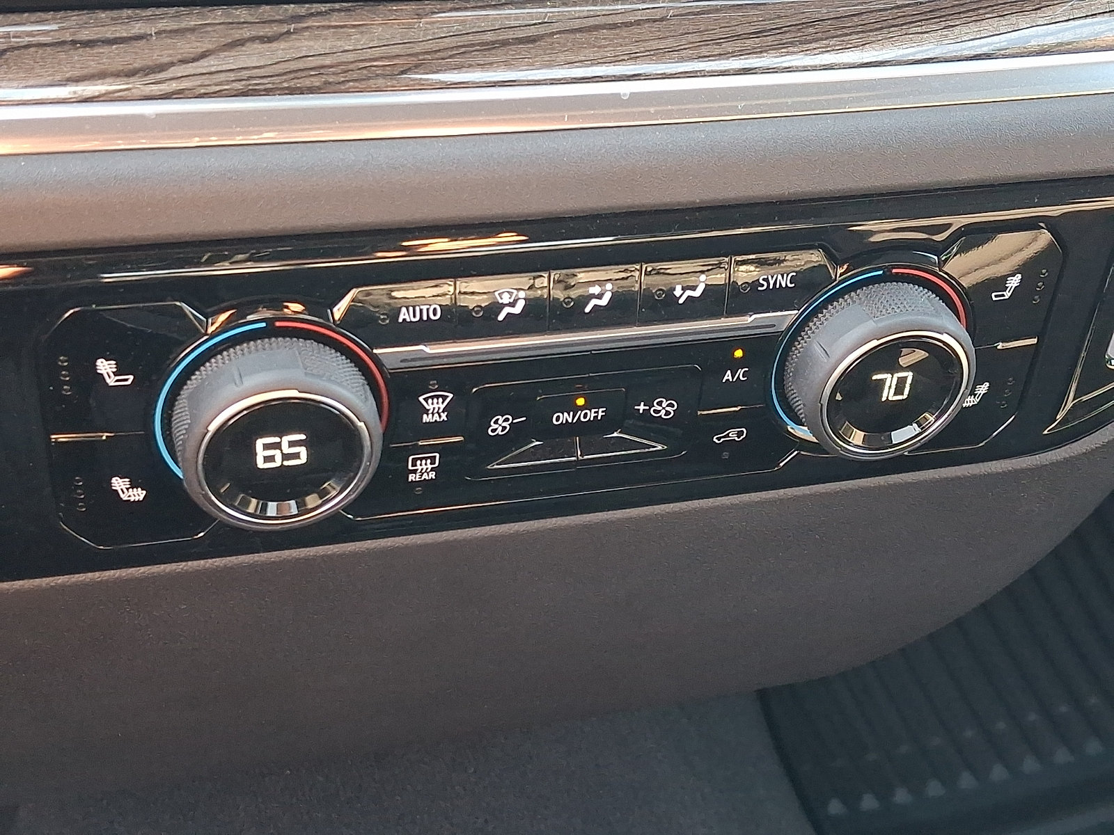 Certified 2025 Chevrolet Silverado 1500 LT AWD/4WD image 16