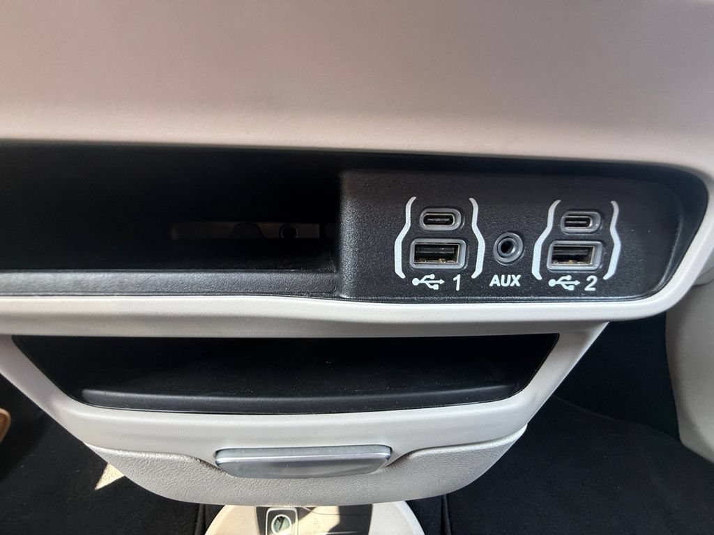 Used 2024 Chrysler Pacifica Touring-L FWD image 35
