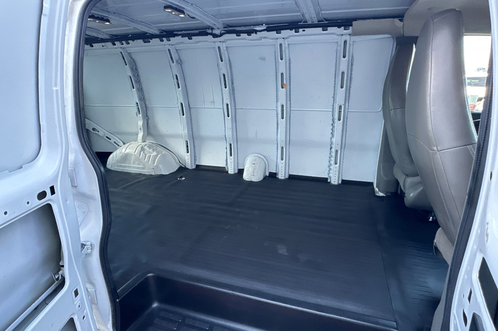 Used 2022 Chevrolet Express 2500 Extended w/ Driver Convenience Package image 10