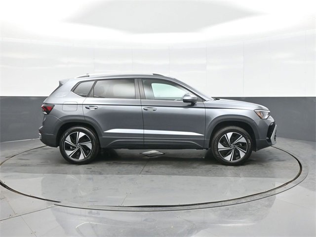 Certified 2025 Volkswagen Taos SE image 8