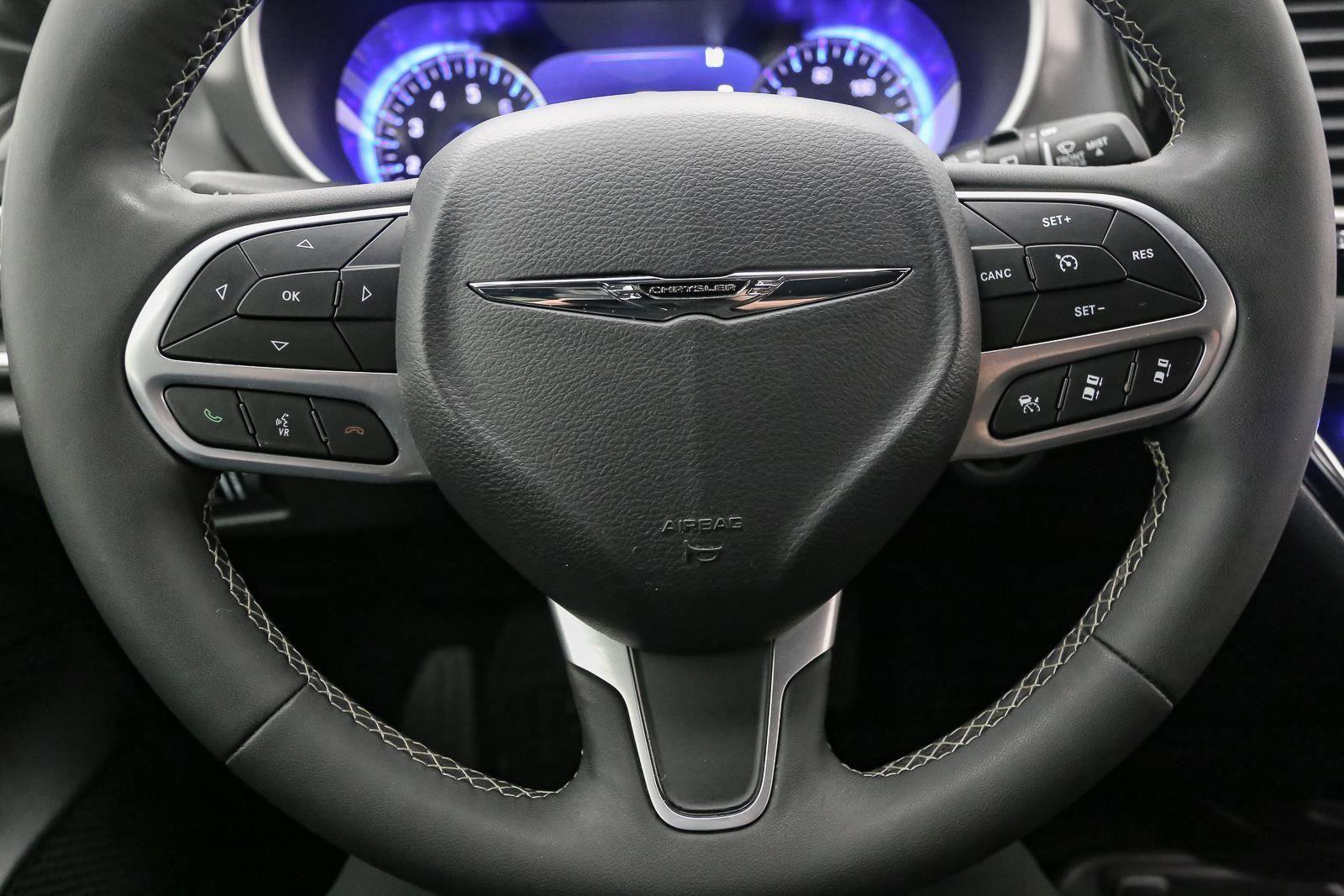 Used 2025 Chrysler Pacifica Select image 37