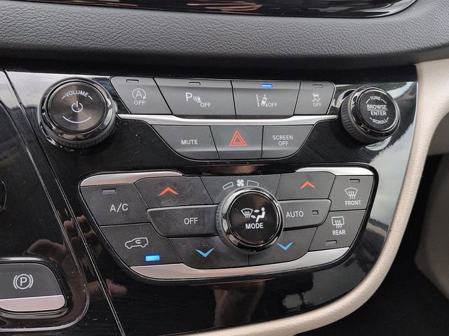 Used 2024 Chrysler Pacifica Touring-L image 24
