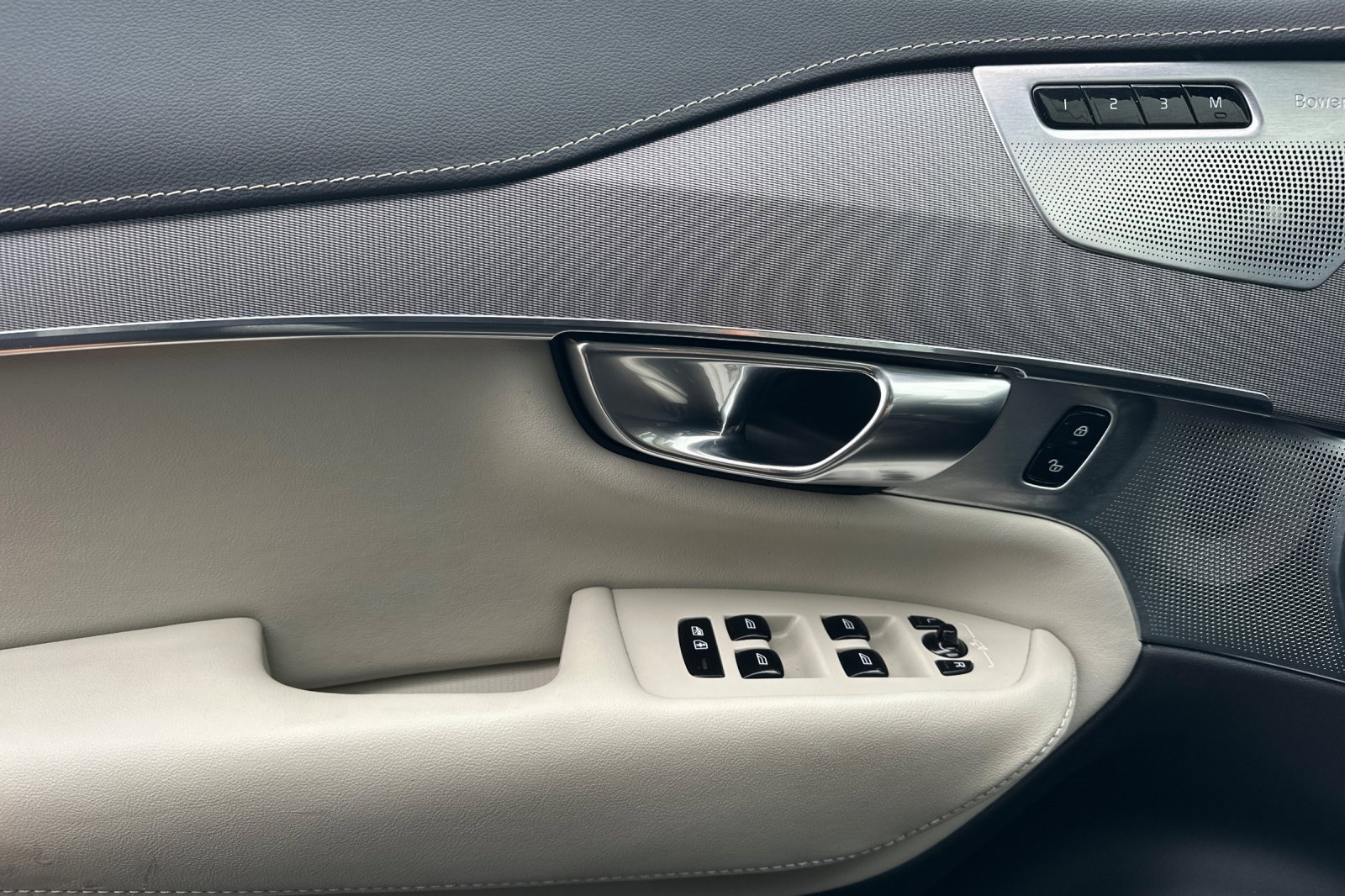 Certified 2022 Volvo XC90 T8 R-Design w/ Advanced Package image 15