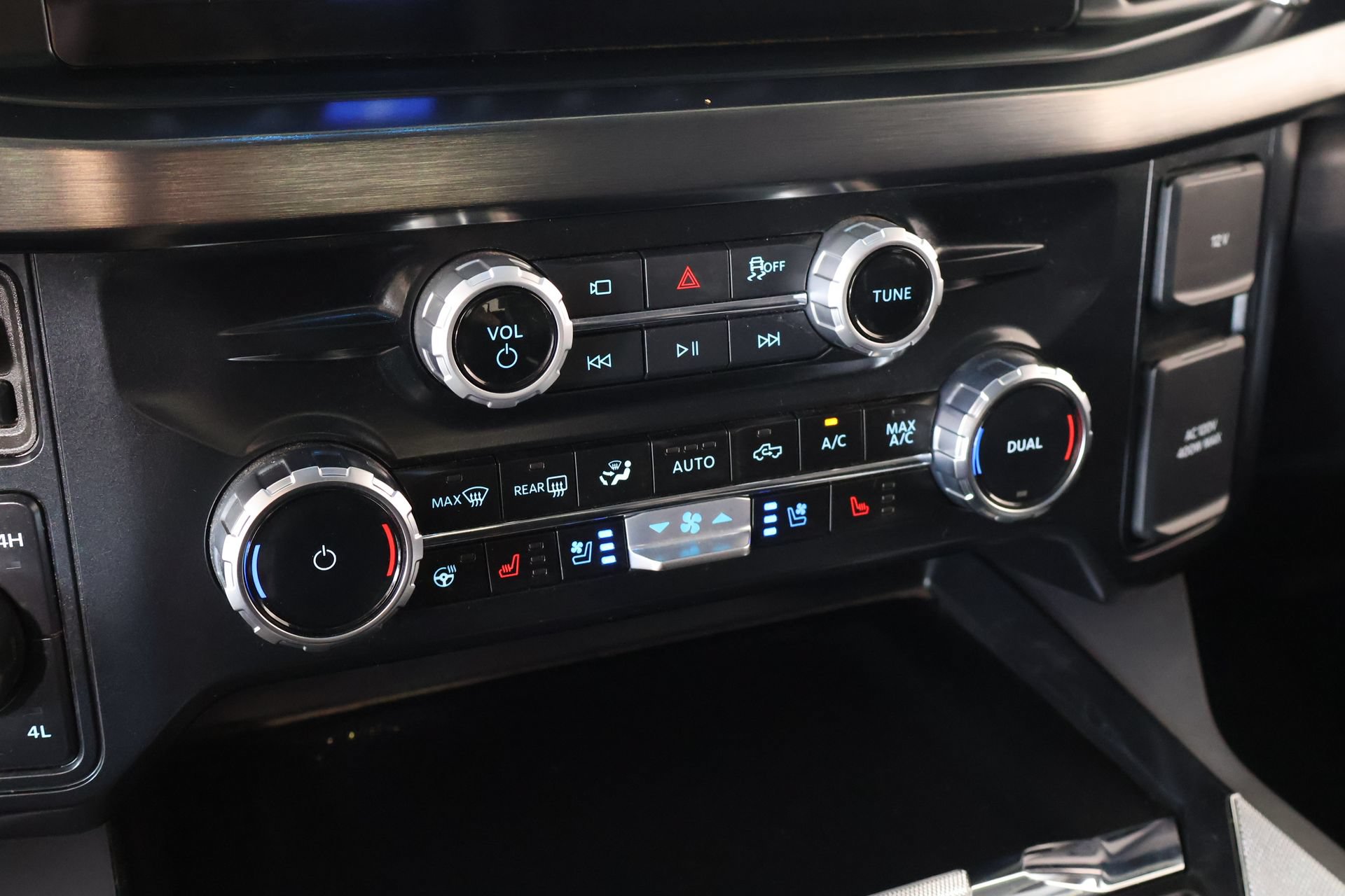 Used 2025 Ford F250 Lariat w/ Black Appearance Package AWD/4WD image 8