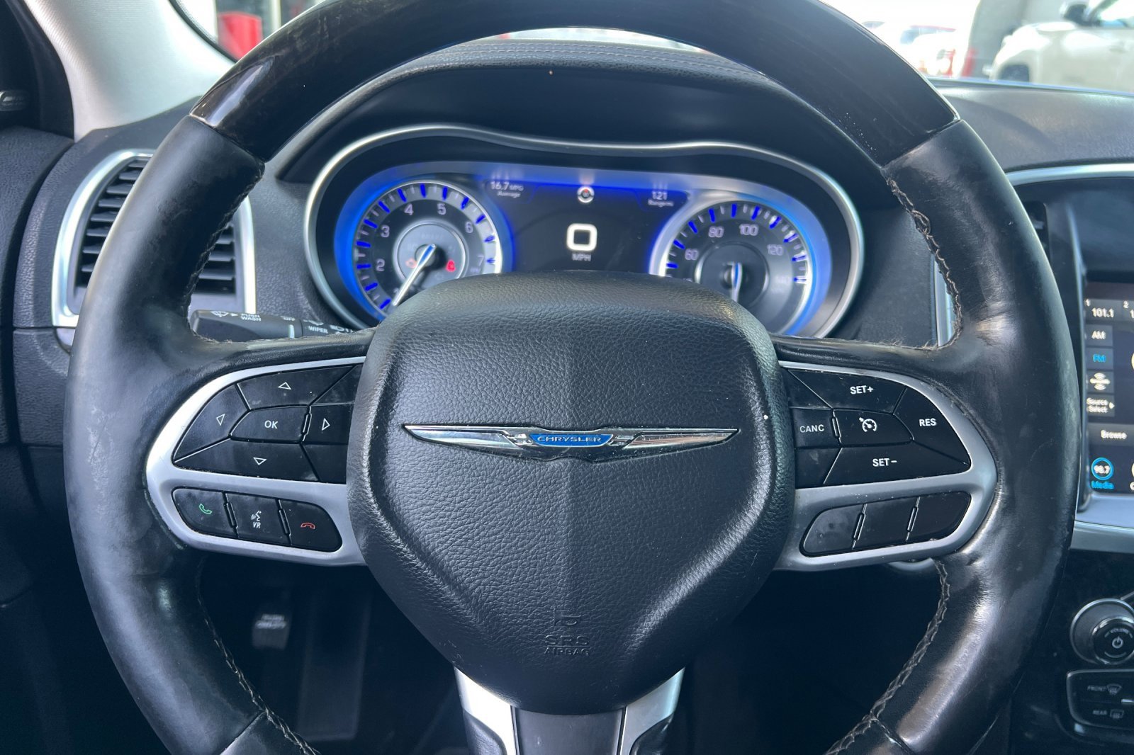 Used 2018 Chrysler 300 Limited image 19