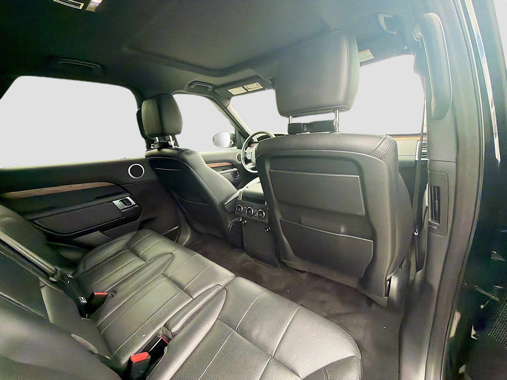 Used 2018 Land Rover Discovery HSE image 30