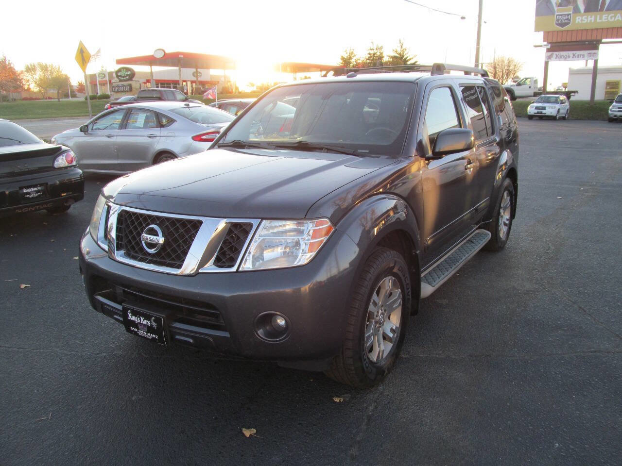 Used 2010 Nissan Pathfinder SE w/ SE Premium Journey Pkg image 1
