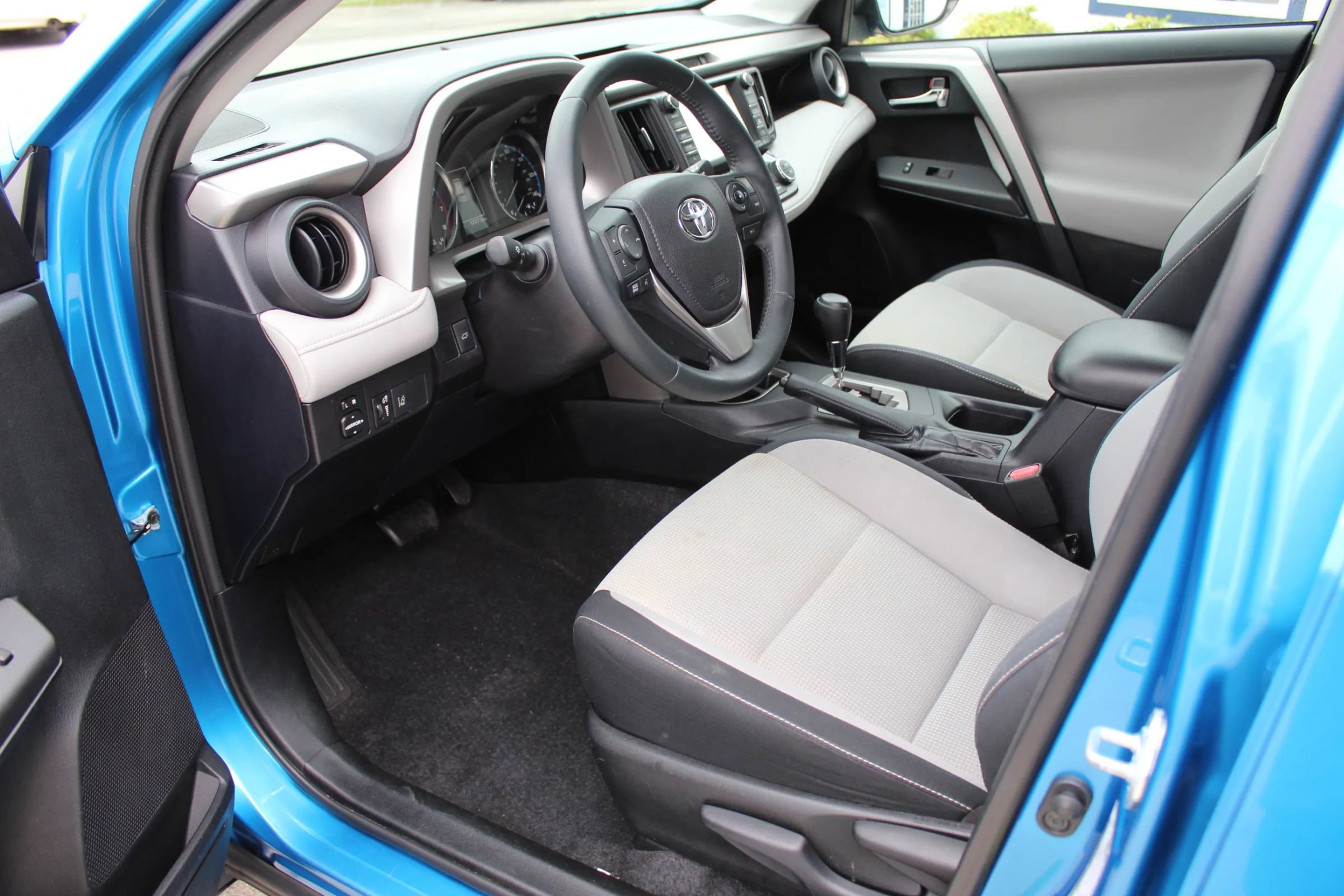 Used 2016 Toyota RAV4 XLE image 11