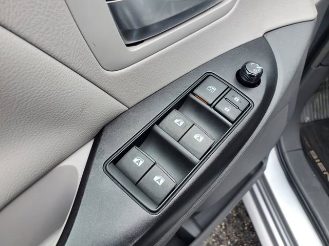 Used 2015 Toyota Sienna LE FWD image 14