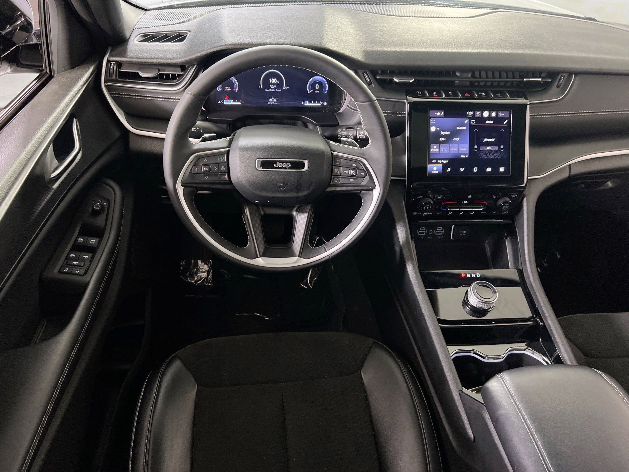 Used 2023 Jeep Grand Cherokee L Laredo image 21