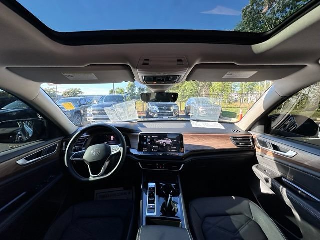 Used 2026 Volkswagen Atlas SE w/ Panoramic Sunroof Package FWD image 2