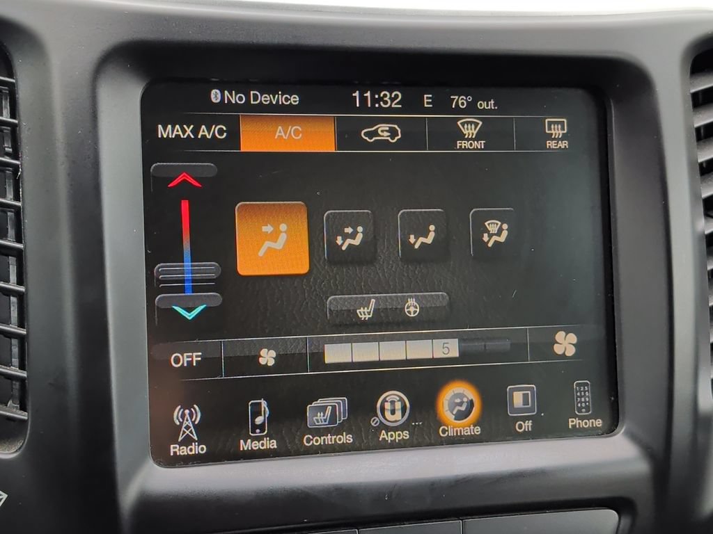 Used 2018 Jeep Cherokee Latitude Plus w/ Cold Weather Group AWD/4WD image 21