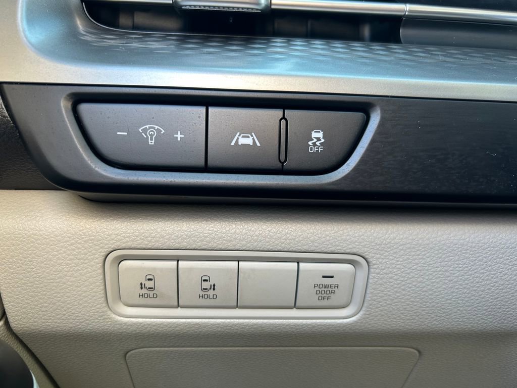 Used 2023 Kia Carnival LX FWD image 19