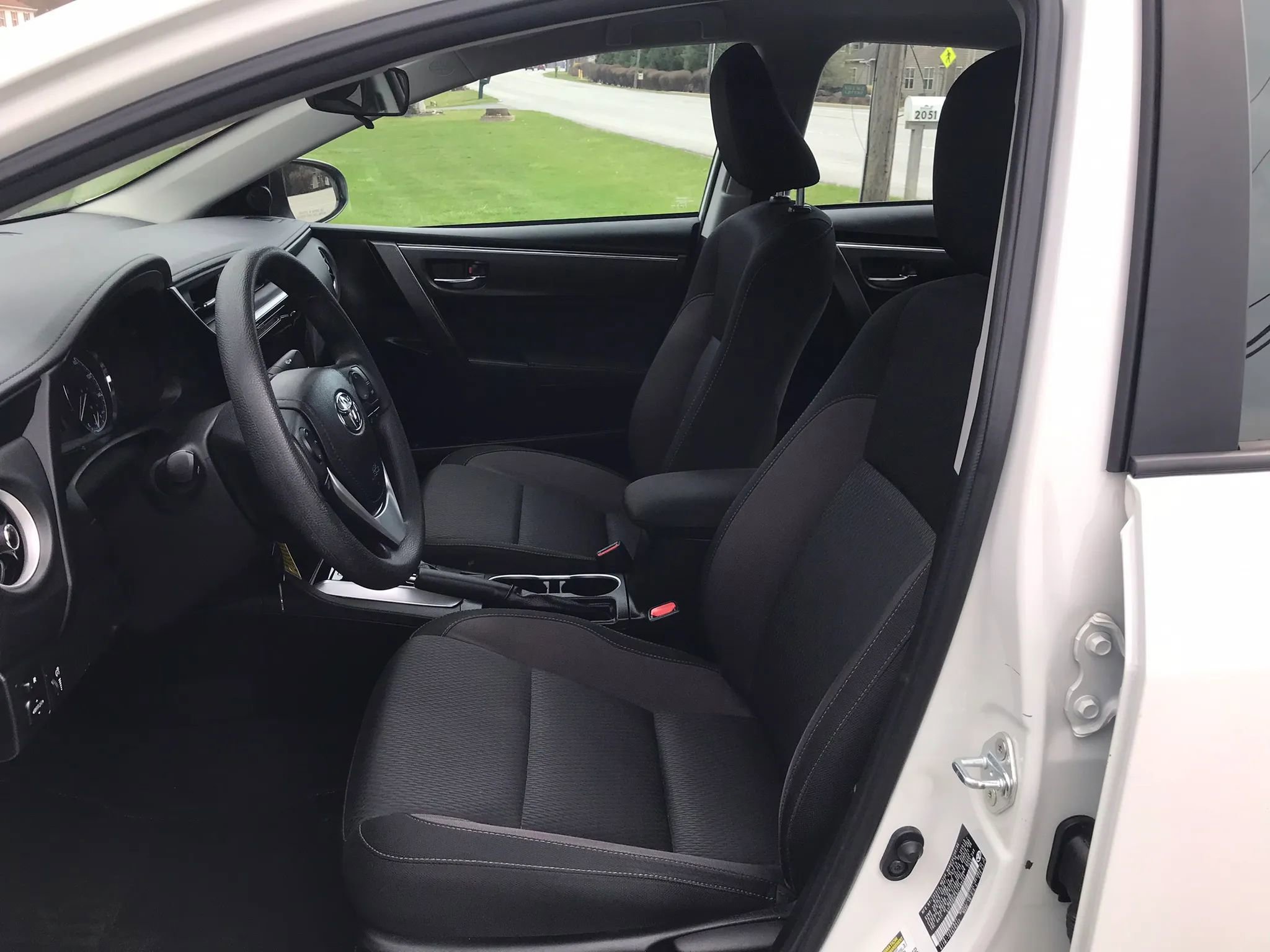 Used 2018 Toyota Corolla LE image 2