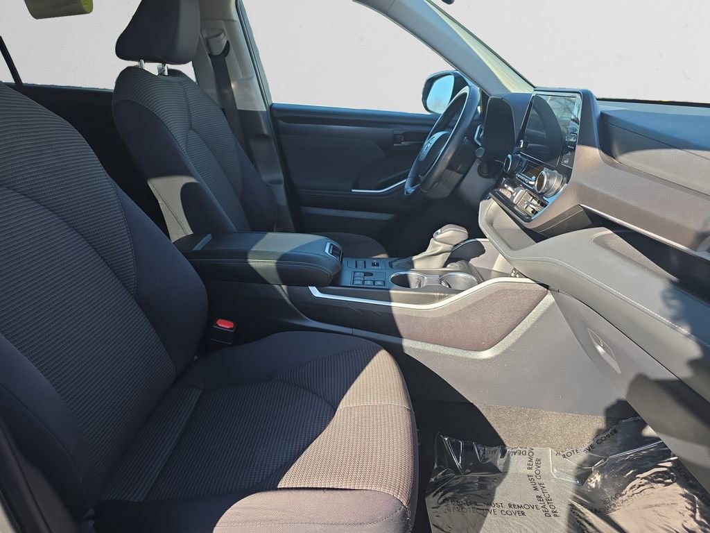 Used 2024 Toyota Highlander LE image 16