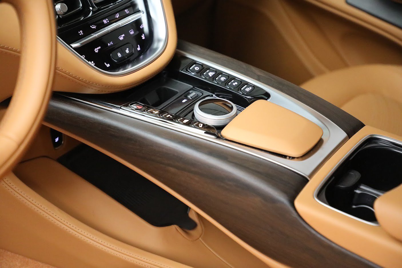 Used 2023 Aston Martin DBX AWD/4WD image 16