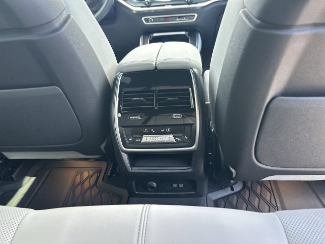 Used 2025 BMW X5 sDrive40i w/ M Sport Package RWD image 24