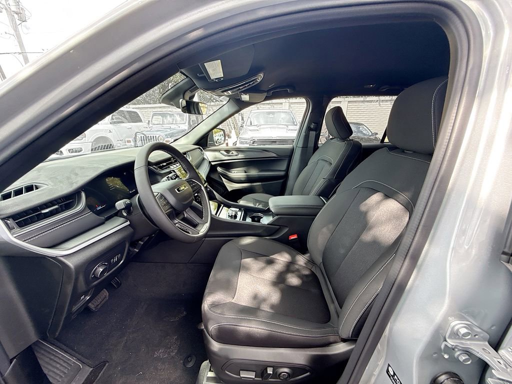 New 2025 Jeep Grand Cherokee Laredo w/ Luxury Tech Group I RWD image 22