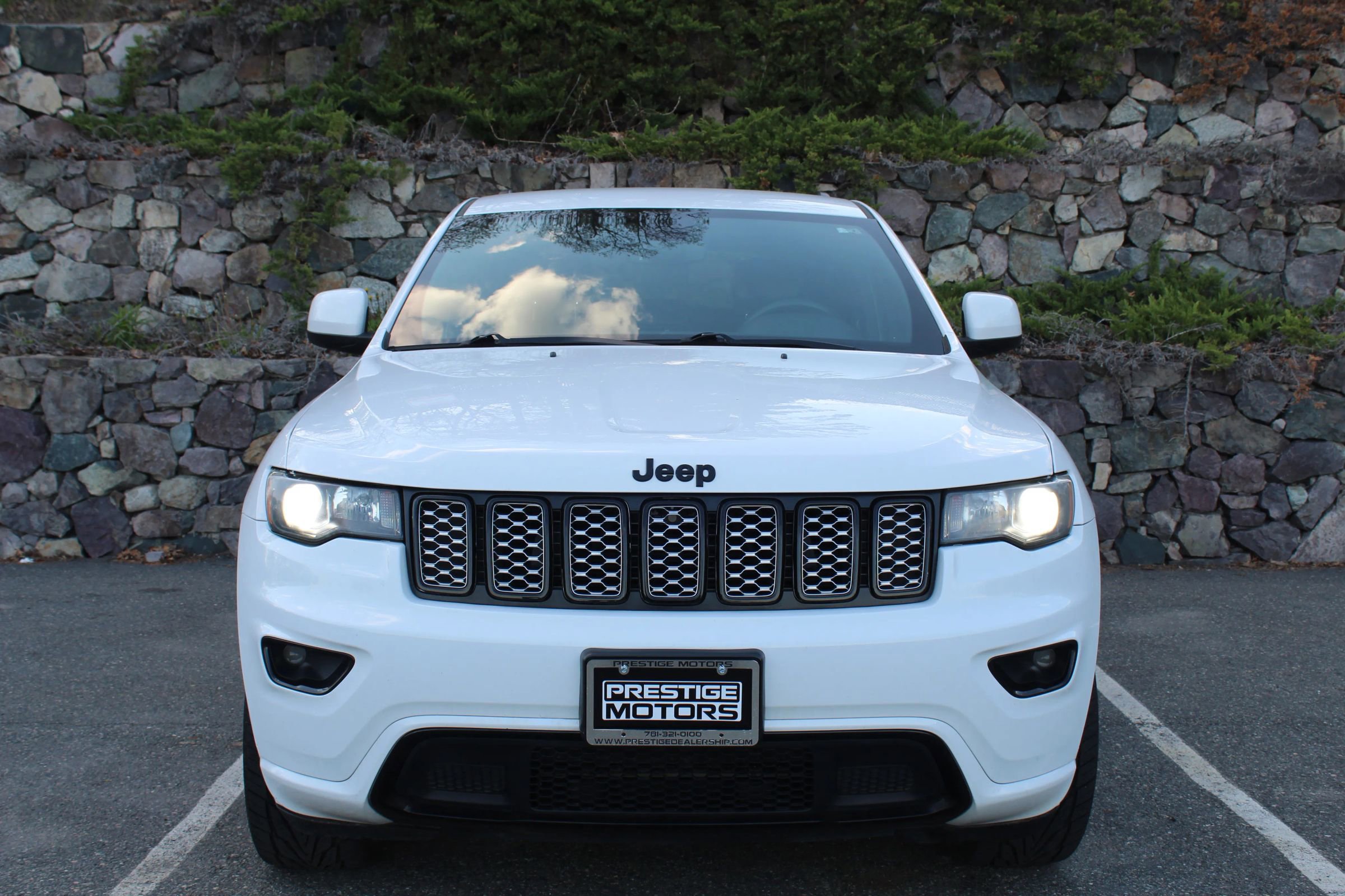 Used 2019 Jeep Grand Cherokee Altitude AWD/4WD image 3