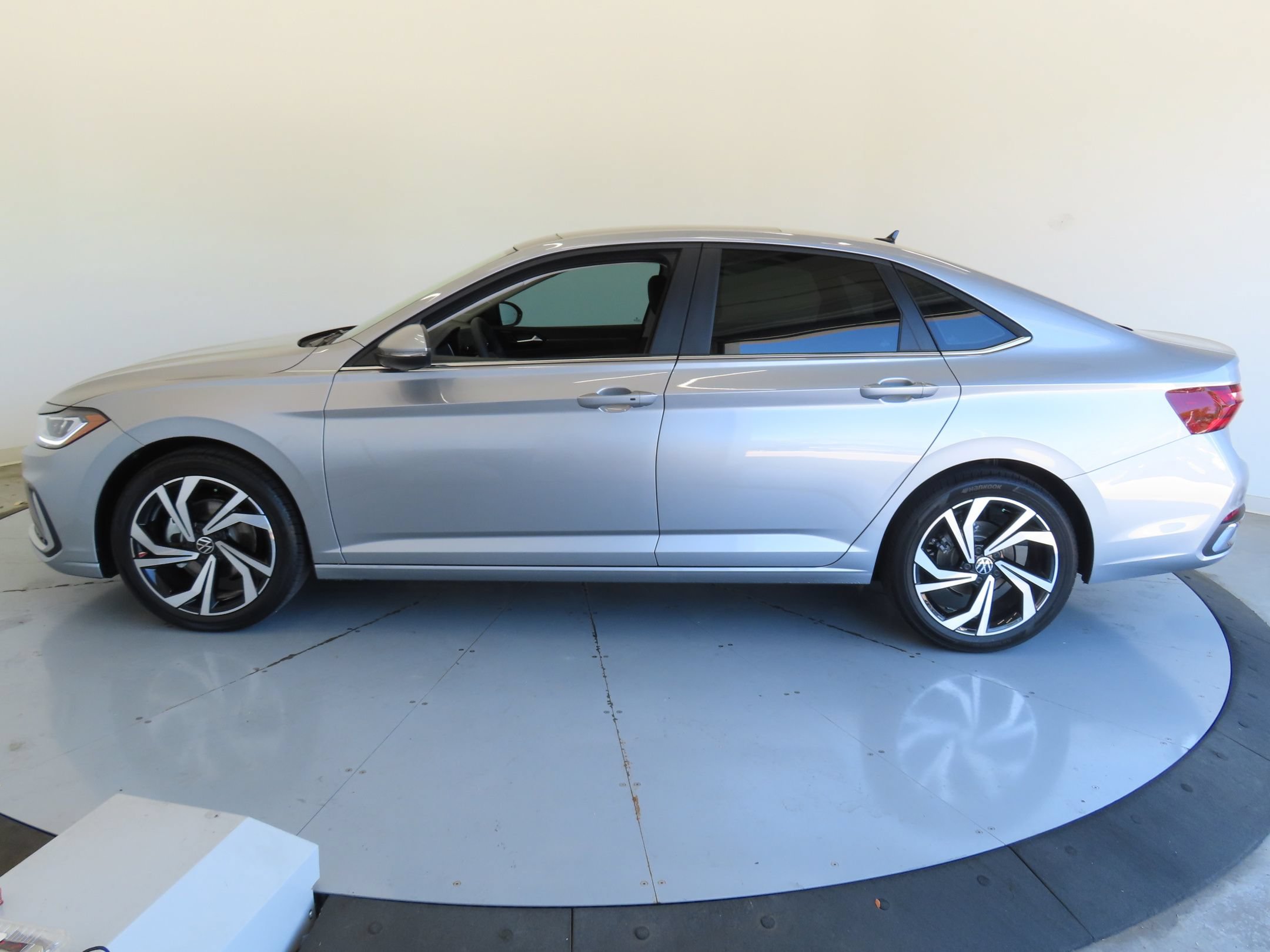 Used 2026 Volkswagen Jetta SEL FWD image 7
