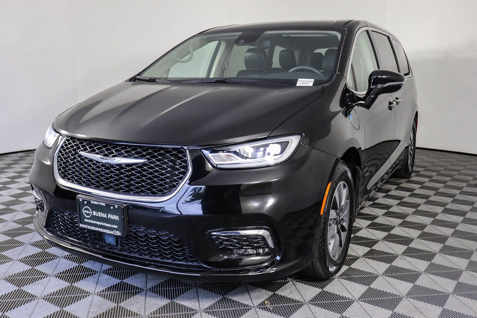 Used 2024 Chrysler Pacifica Select image 3