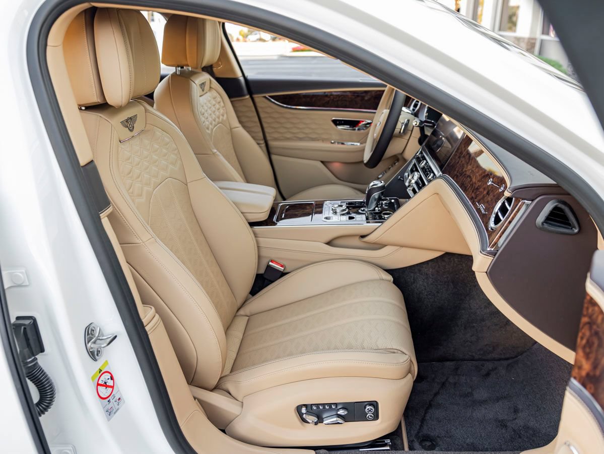 Used 2025 Bentley Flying Spur Plug-In Hybrid AWD/4WD image 2