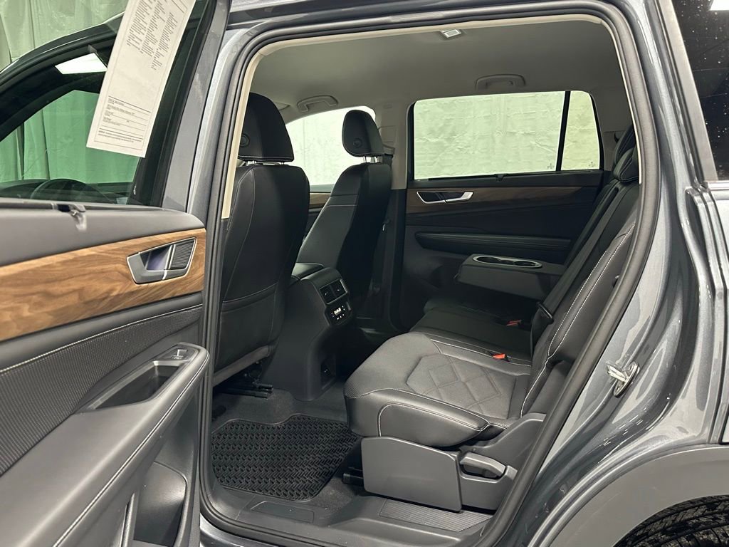 Used 2025 Volkswagen Atlas SE image 44