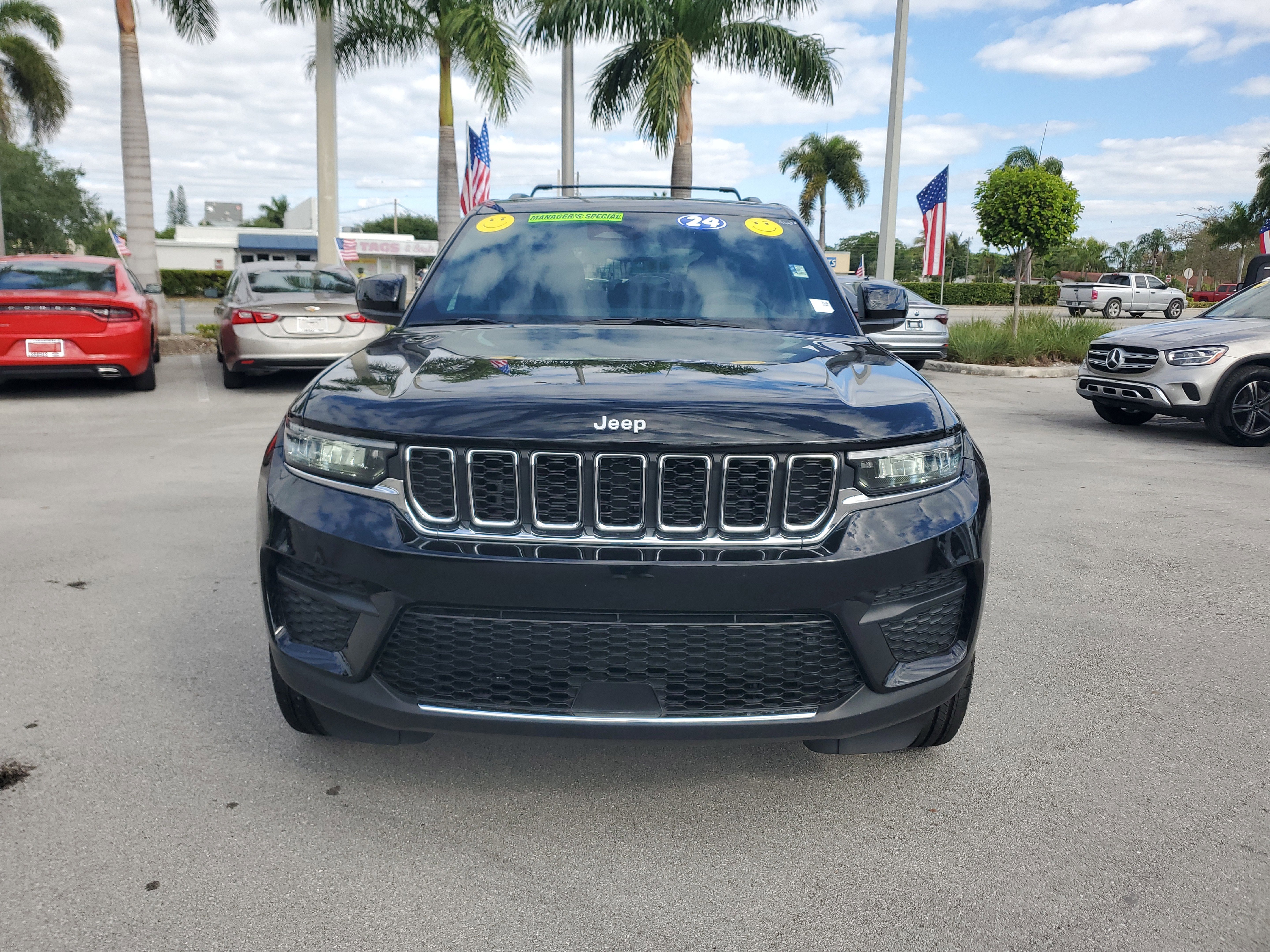 Used 2024 Jeep Grand Cherokee Laredo image 2