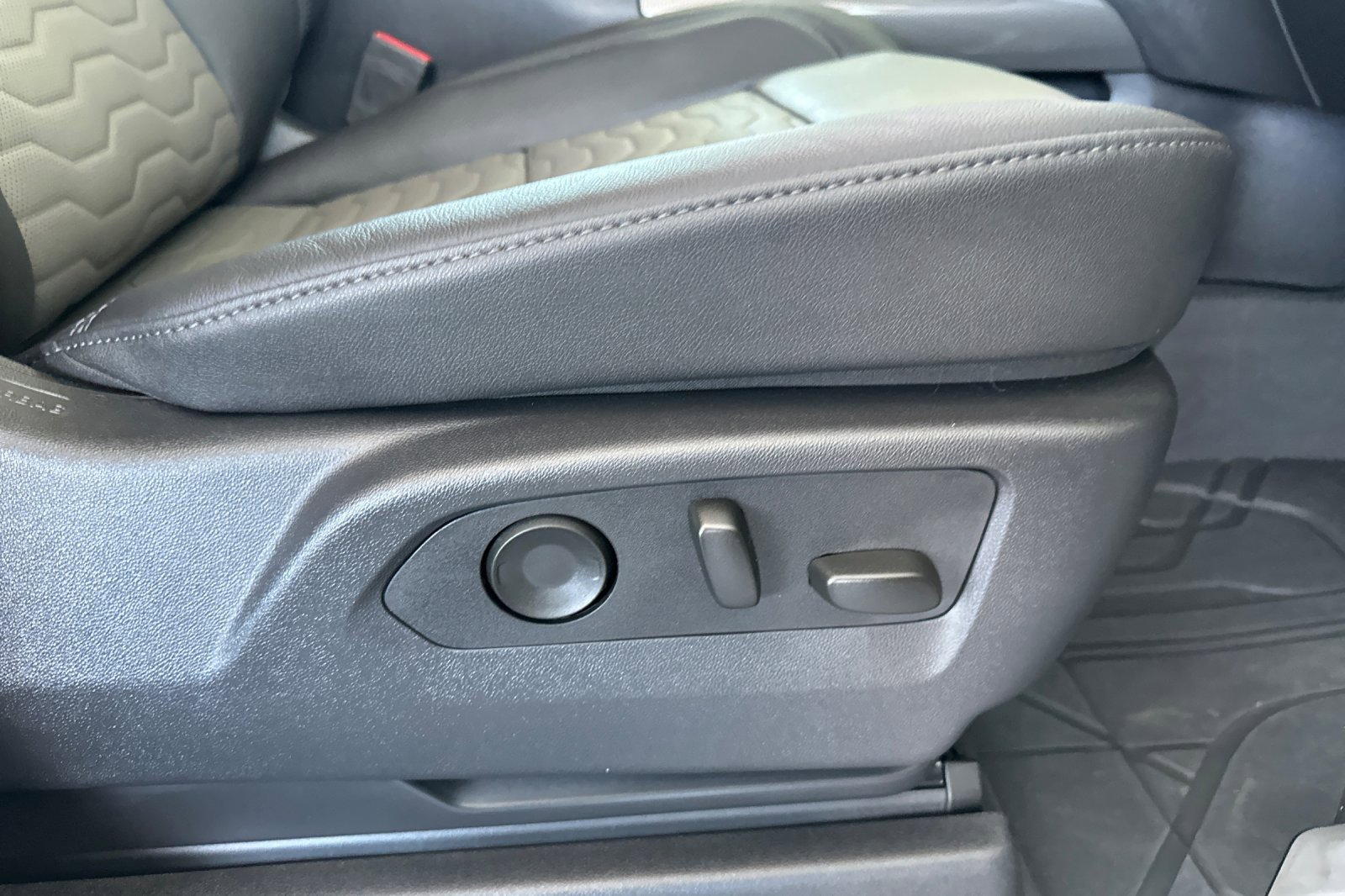 Used 2025 Chevrolet Silverado 1500 ZR2 w/ Technology Package image 24