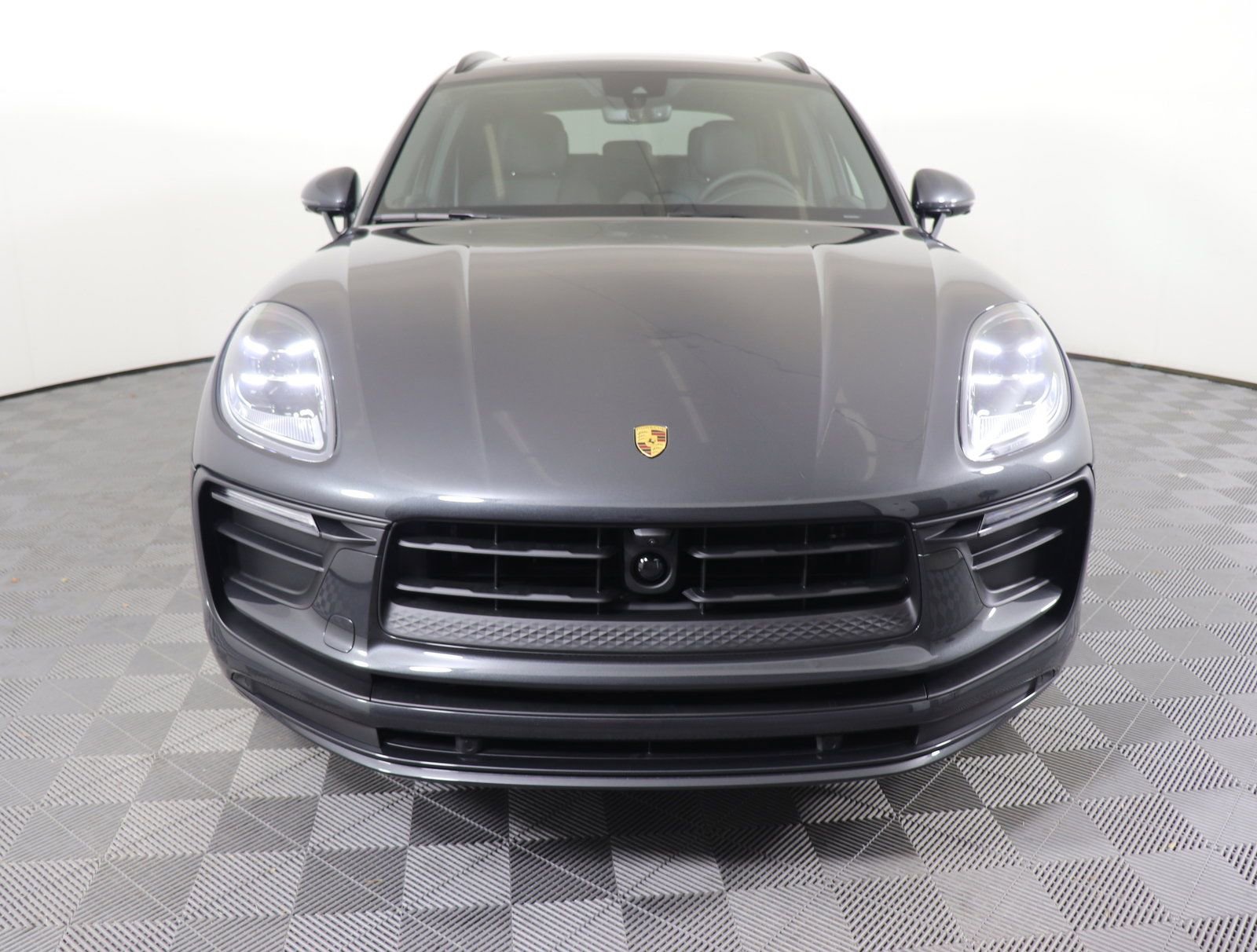 Certified 2025 Porsche Macan AWD/4WD image 7