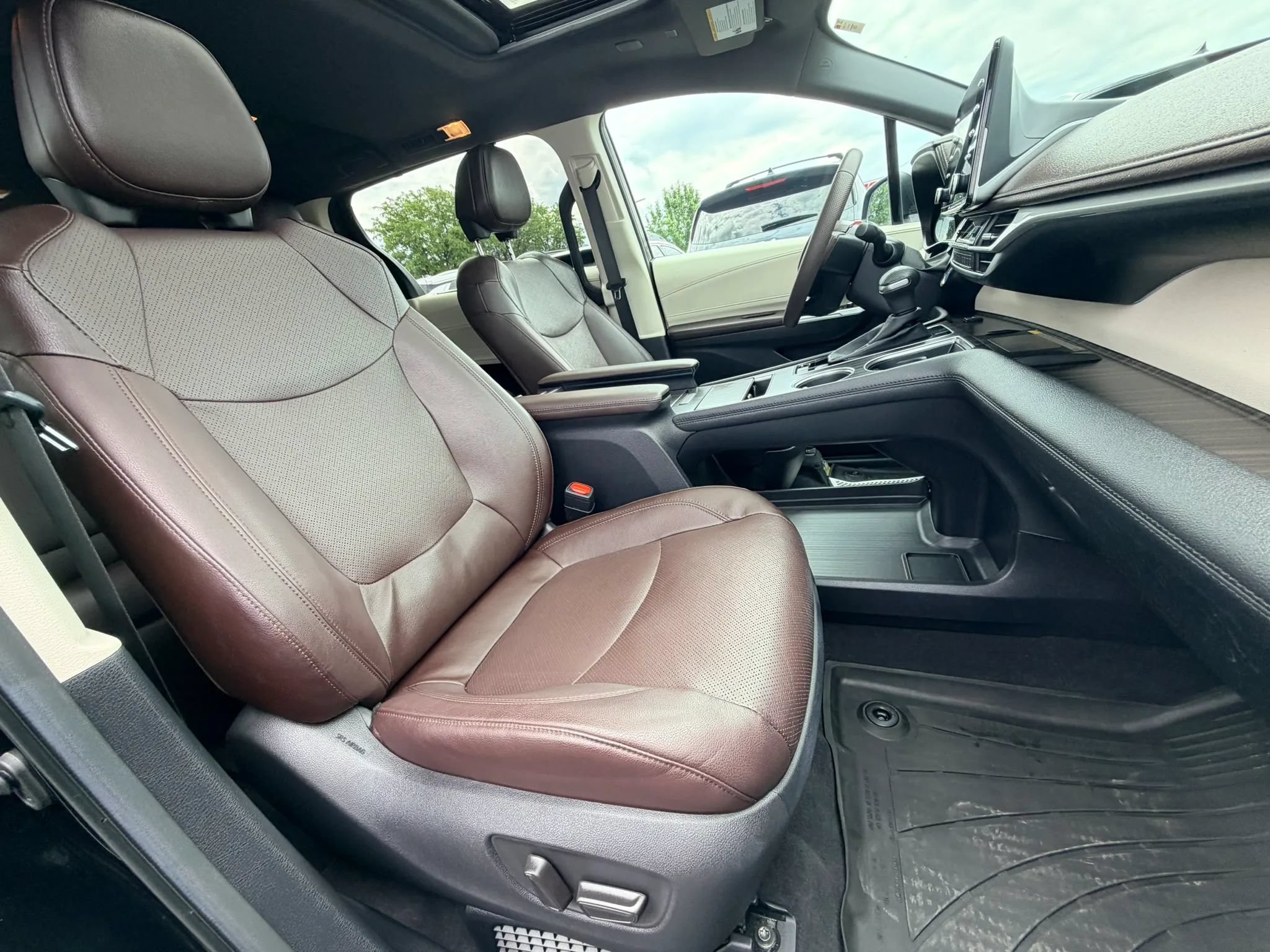 Used 2024 Toyota Sienna Platinum FWD image 26