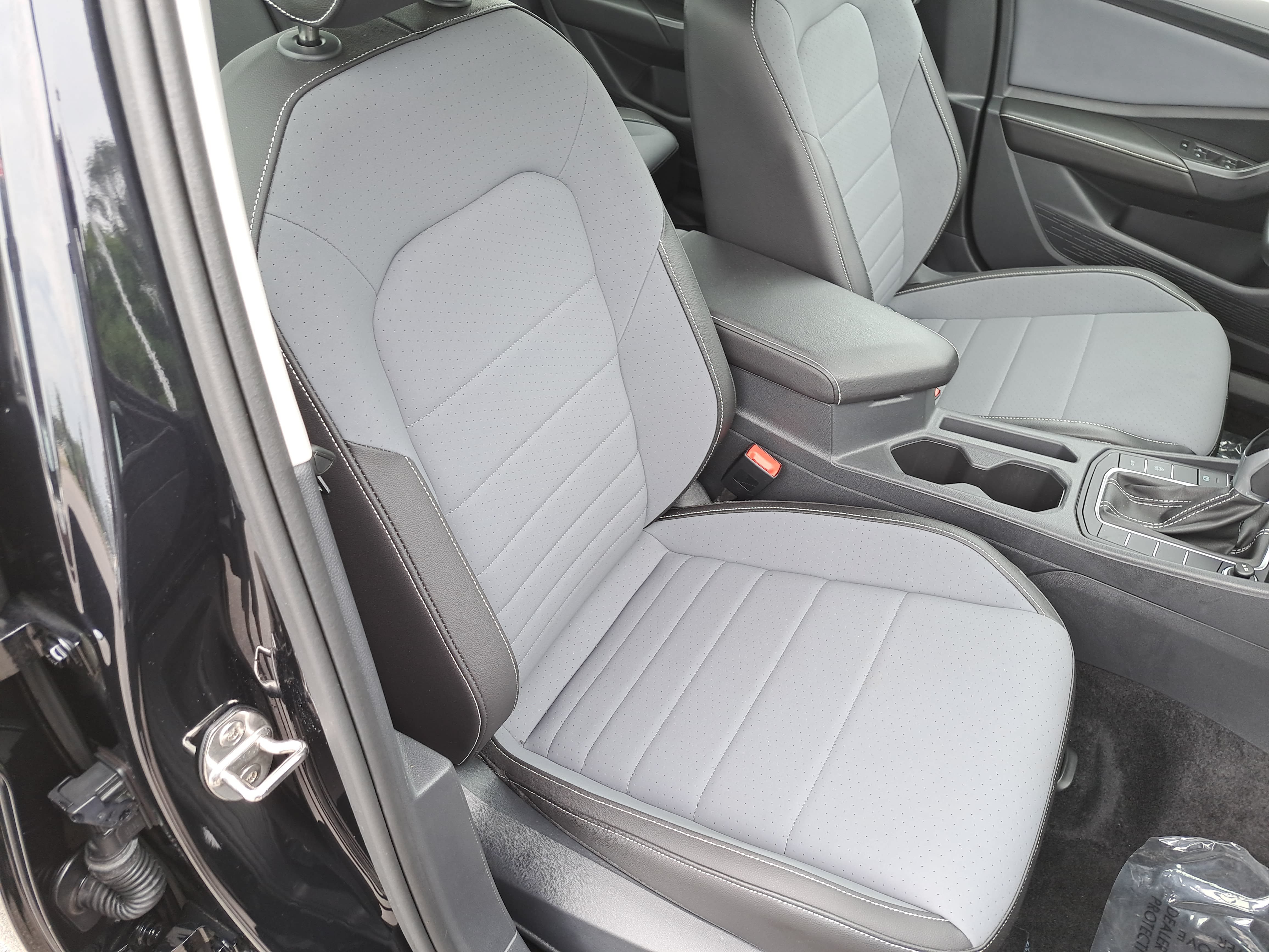 Certified 2025 Volkswagen Jetta SE FWD image 10