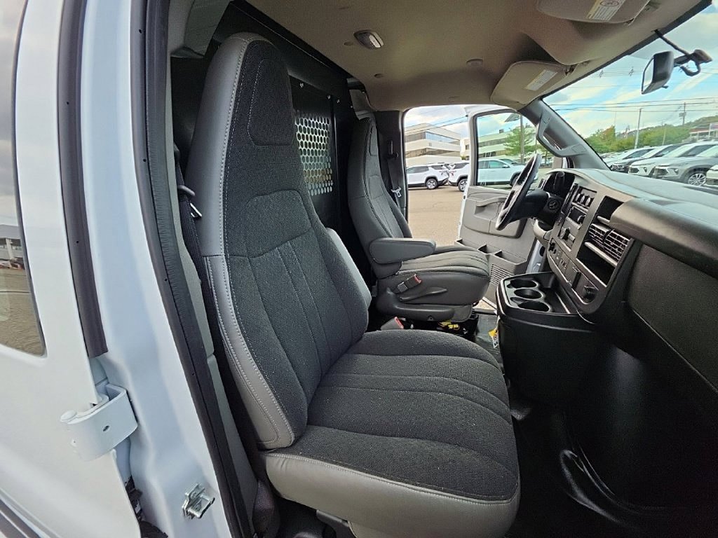 Certified 2025 Chevrolet Express 2500 w/ Driver Convenience Package RWD image 23