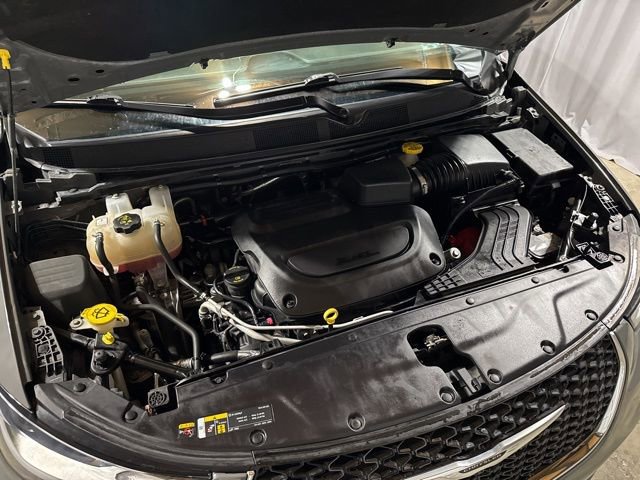 Used 2023 Chrysler Pacifica Touring-L image 16