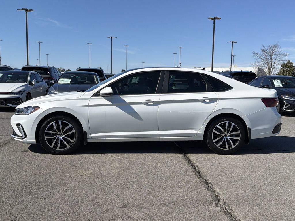 Used 2025 Volkswagen Jetta SE image 2