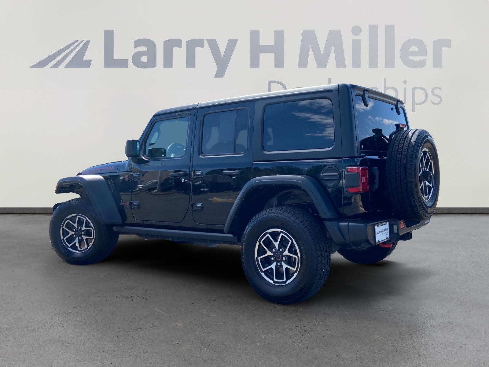 Used 2024 Jeep Wrangler Unlimited Rubicon AWD/4WD image 3