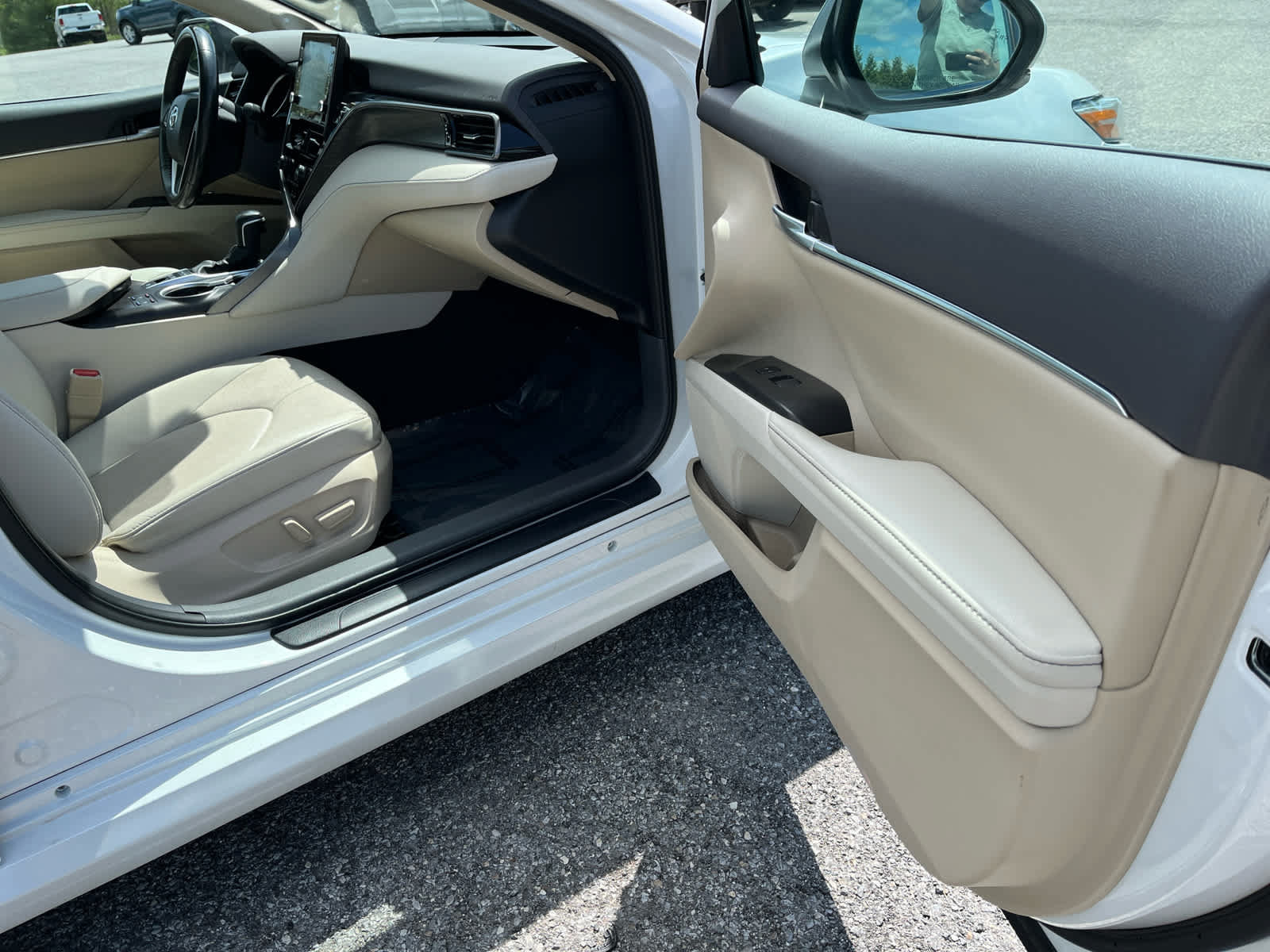 Used 2024 Toyota Camry XLE w/ Navigation Package FWD image 34