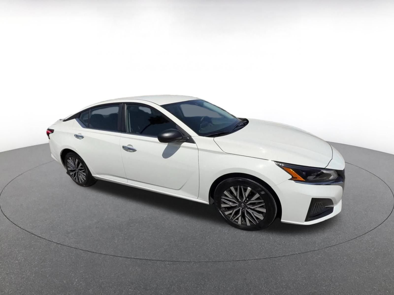 Used 2025 Nissan Altima 2.5 SV FWD image 2