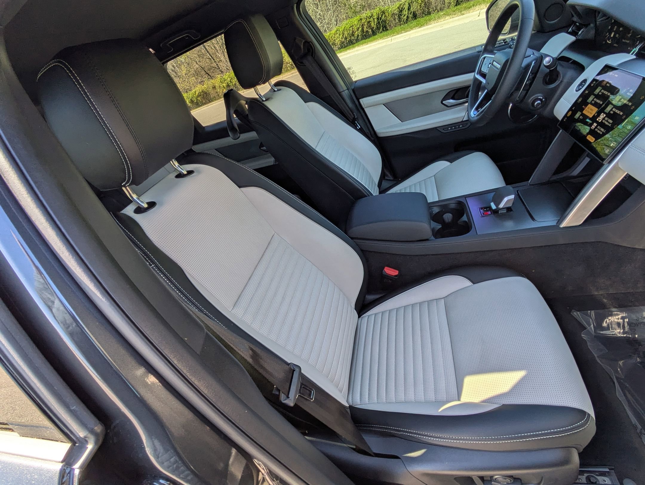 Certified 2025 Land Rover Discovery Sport Dynamic SE image 30