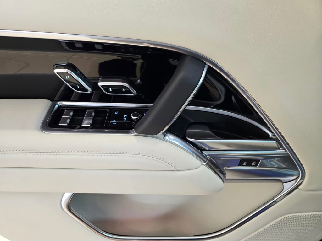 New 2025 Land Rover Range Rover SE image 15