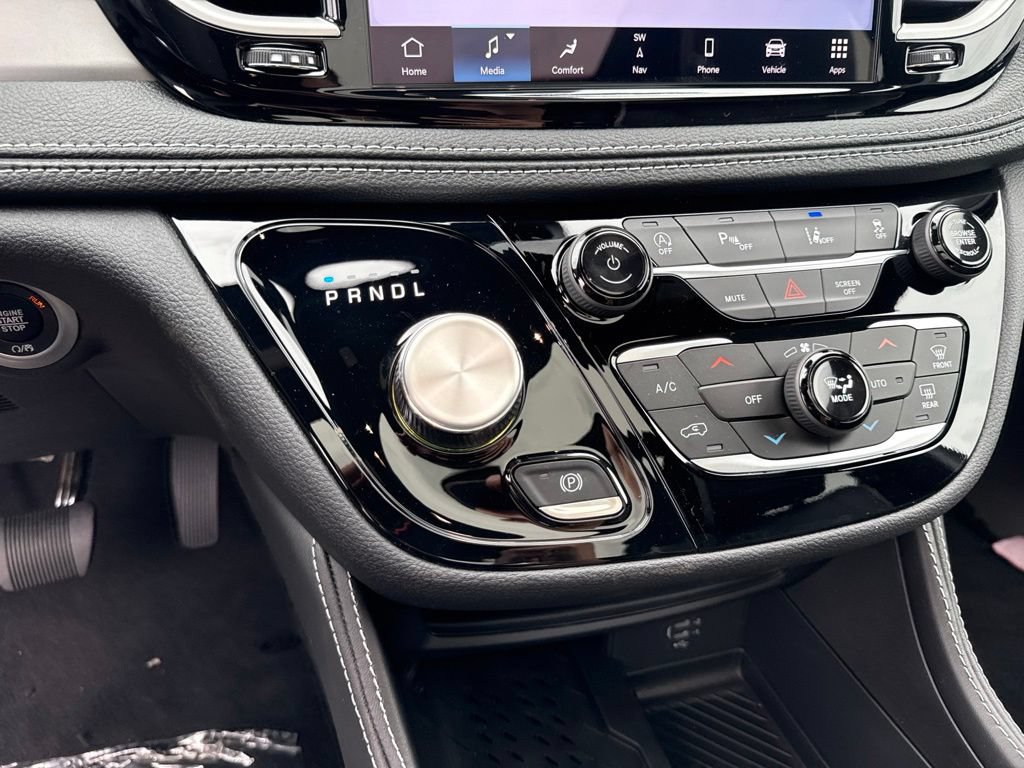 New 2027 Chrysler Pacifica Limited AWD/4WD image 14