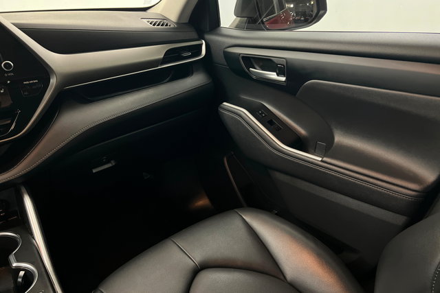 Used 2023 Toyota Highlander XLE AWD/4WD image 10