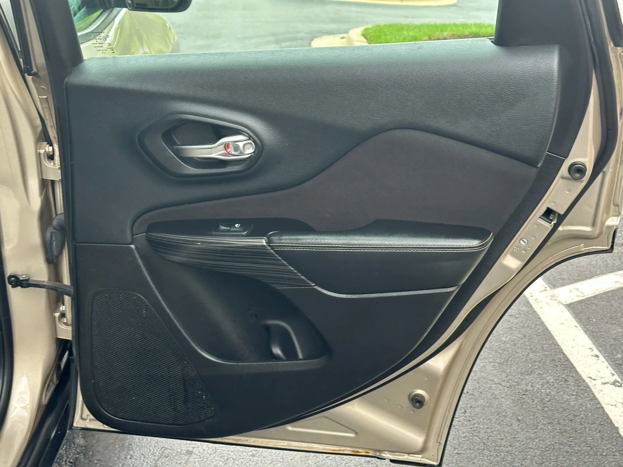 Used 2014 Jeep Cherokee Sport image 28