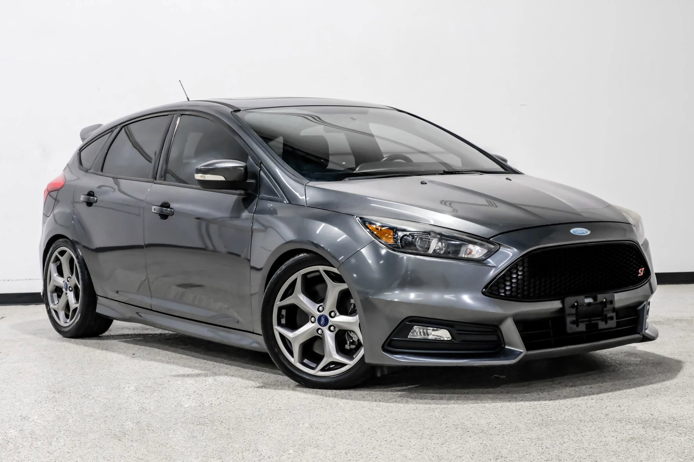 Used 2018 Ford Focus ST w/ Equipment Group 402A FWD image 4