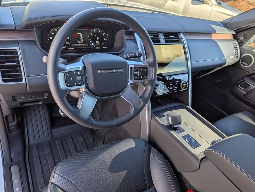 Certified 2024 Land Rover Discovery Dynamic SE image 5